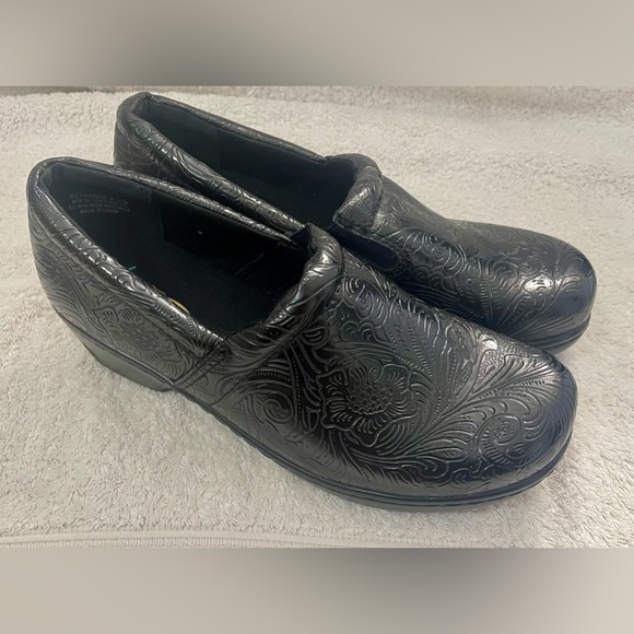 yuu bethanee slip on shoes